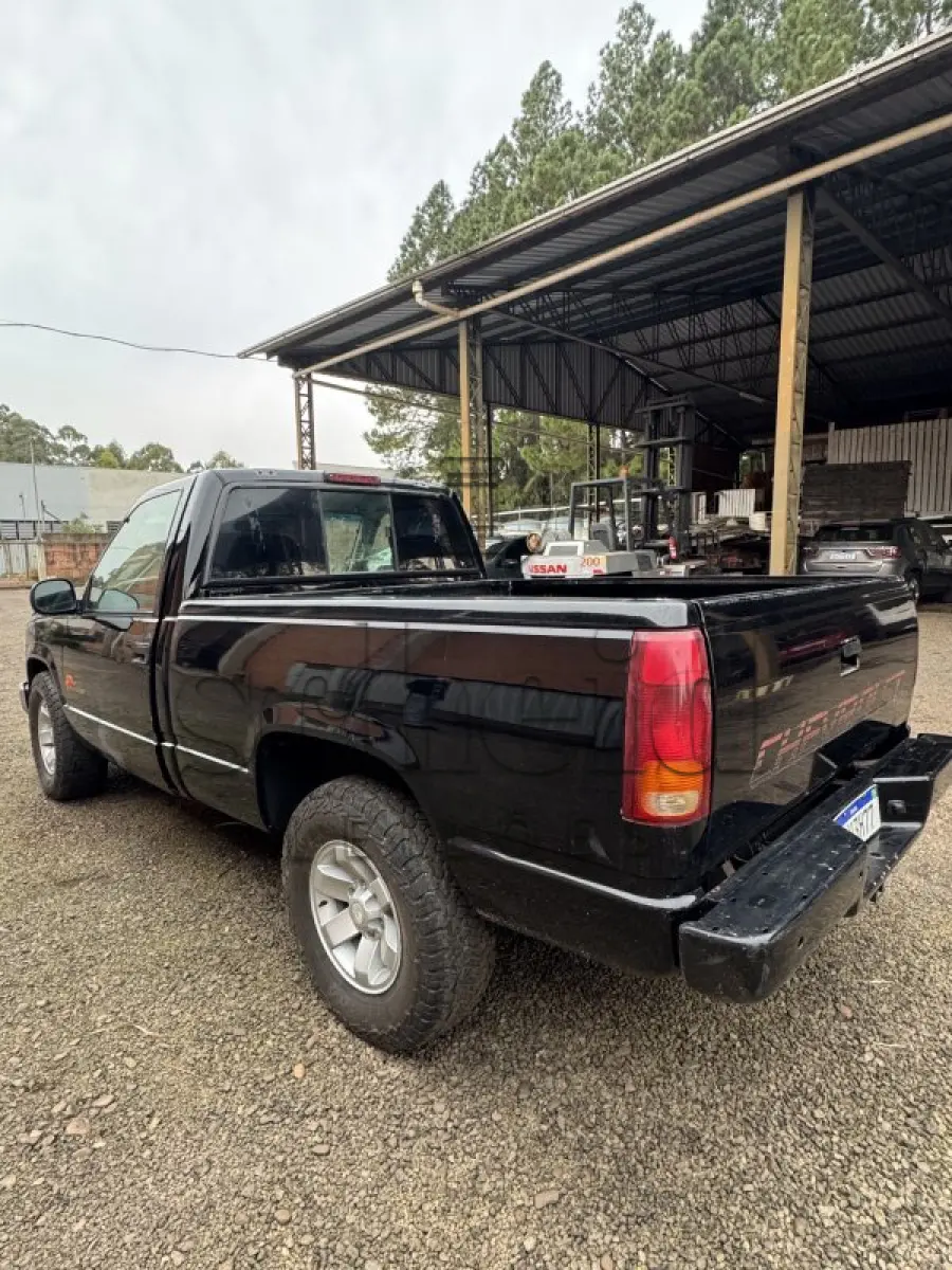 LOTE 001 - I/GM Silverado CONQ HD, placa DBU 3H77, preta, ano/modelo 1999/2000