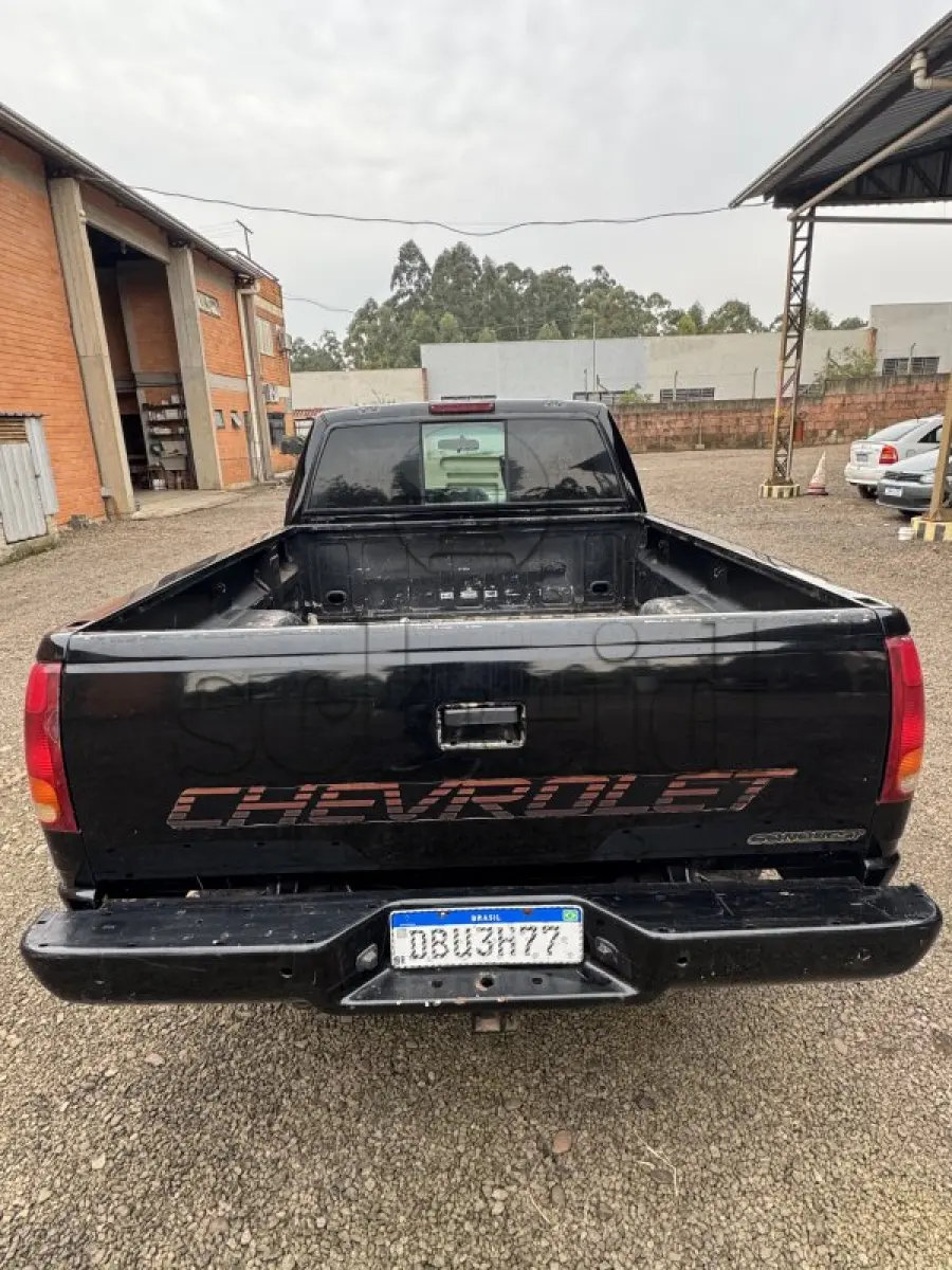 LOTE 001 - I/GM Silverado CONQ HD, placa DBU 3H77, preta, ano/modelo 1999/2000
