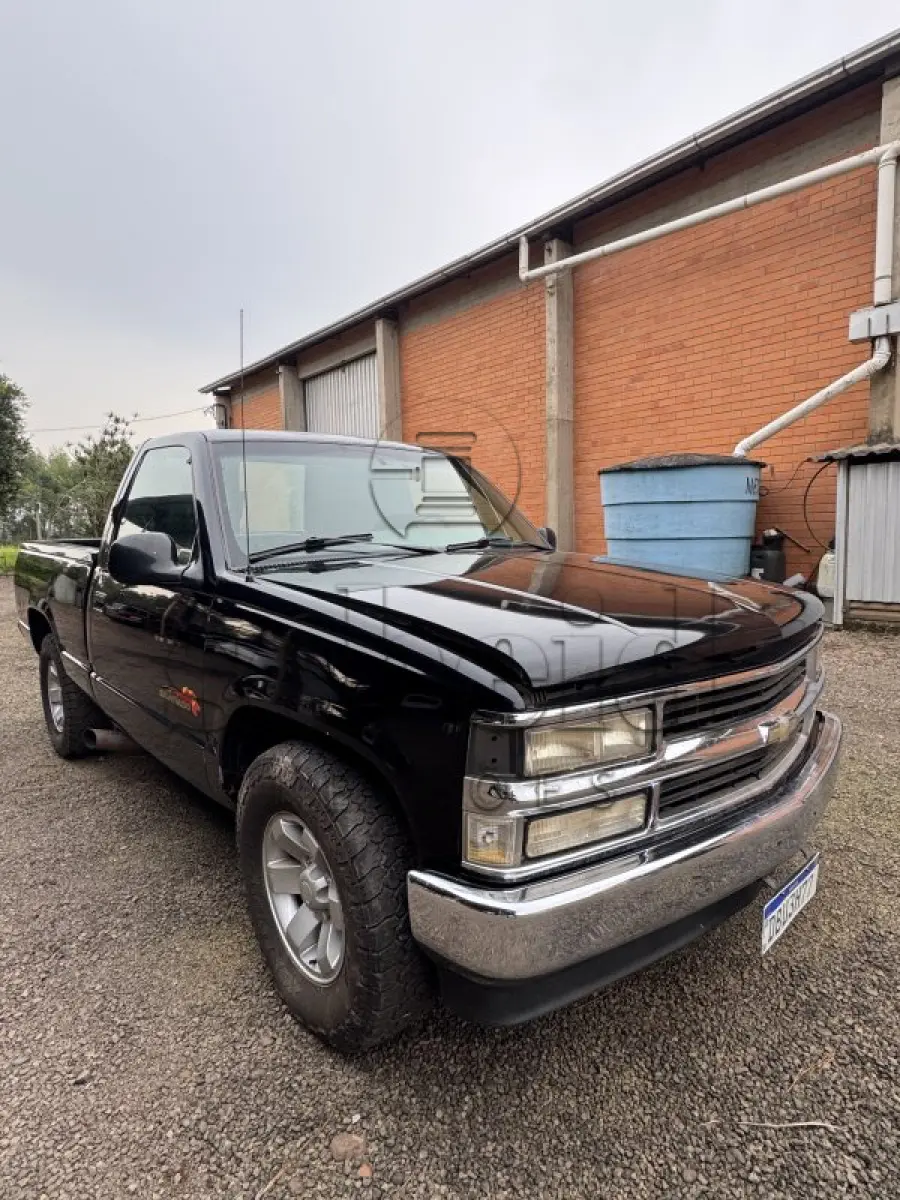 LOTE 001 - I/GM Silverado CONQ HD, placa DBU 3H77, preta, ano/modelo 1999/2000