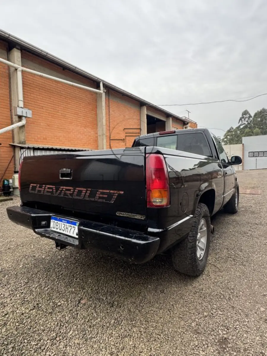 LOTE 001 - I/GM Silverado CONQ HD, placa DBU 3H77, preta, ano/modelo 1999/2000