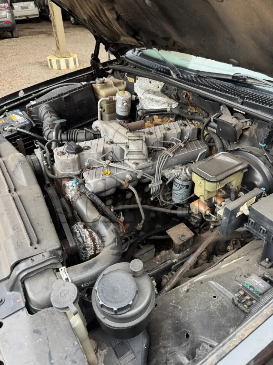 LOTE 001 - I/GM Silverado CONQ HD, placa DBU 3H77, preta, ano/modelo 1999/2000