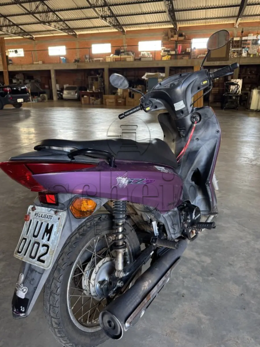 LOTE 011 - motoneta Honda/Biz 100 ES, placa IUM 0102, rosa, ano/modelo 2013