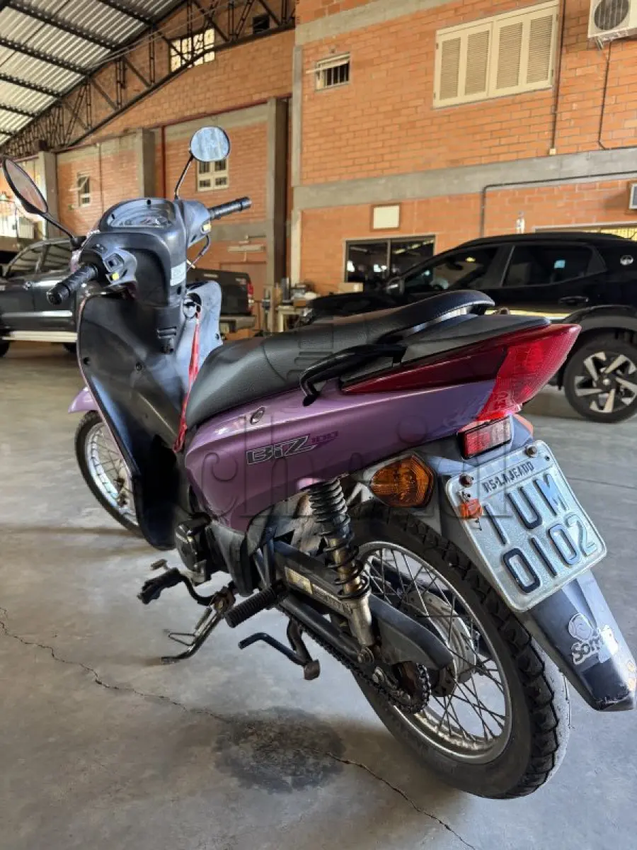 LOTE 011 - motoneta Honda/Biz 100 ES, placa IUM 0102, rosa, ano/modelo 2013