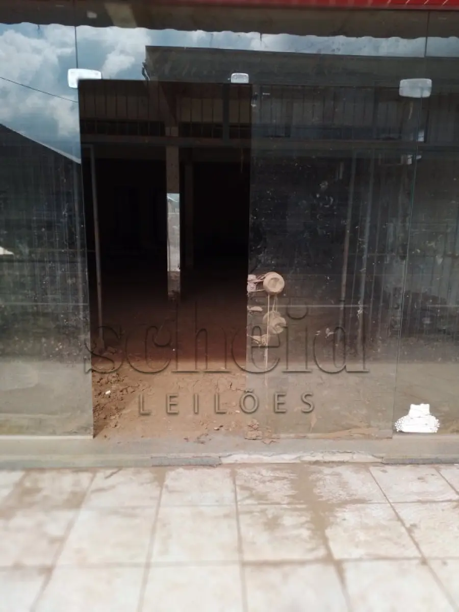 LOTE 001 - Área de 323,75m², contendo um prédio de alvenaria de dois pavimentos com 245,34m² de área construída, situado na Rua Pinheiro Machado, Muçum/RS