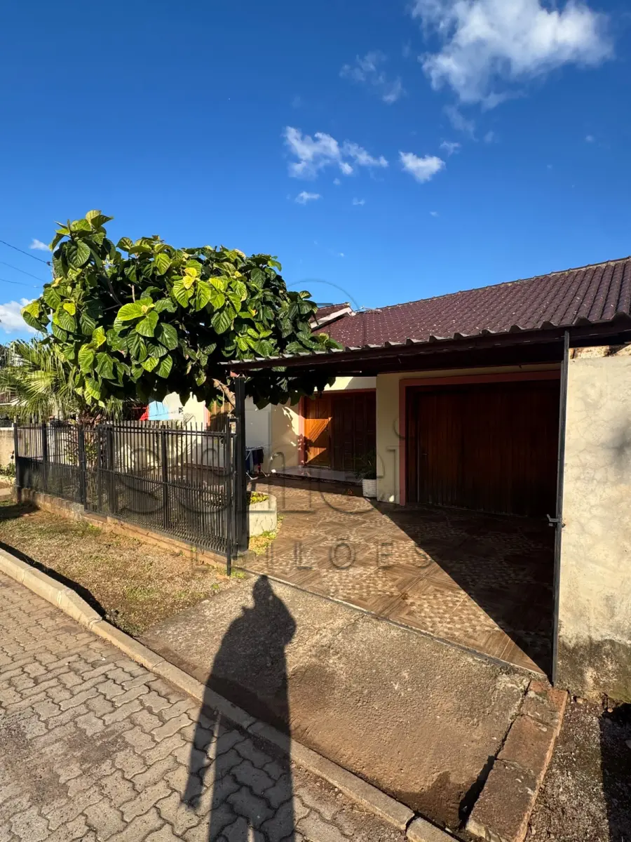 Área de 152,965m², contendo um prédio residencial de alvenaria com 55,77m², localizada na rua lourenço griebeler, nº 597, bairro centro administrativo, teutônia/rs