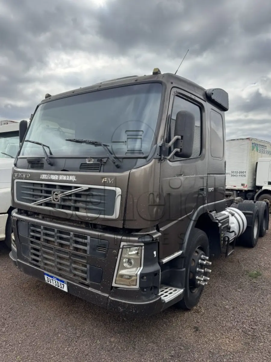 LOTE 001 - Caminhão trator Volvo/FM 370 6x2 T, placa DVT 3D37, marrom, ano/modelo 2008/2009