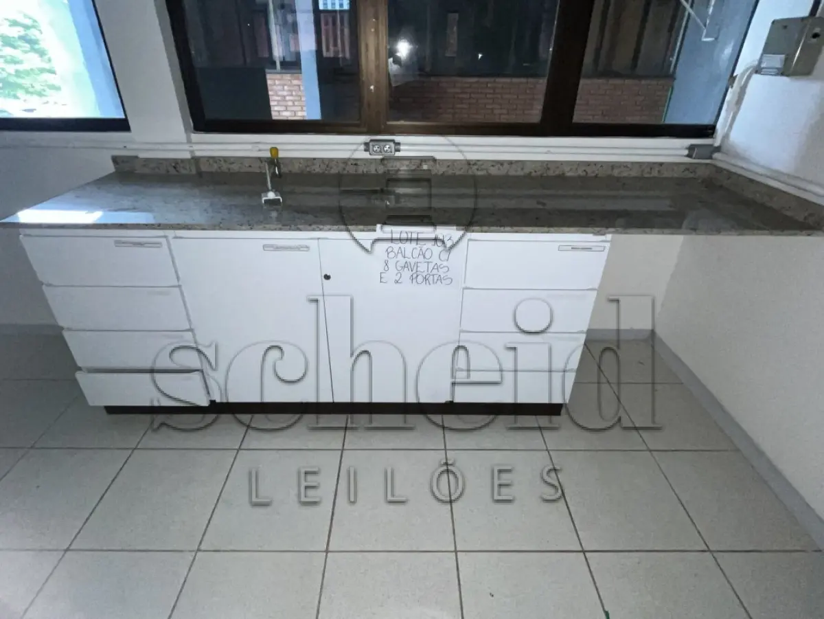 LOTE 103 - BALCÃO 8 GAVETAS 2 PORTAS BRANCO C/ TAMPO