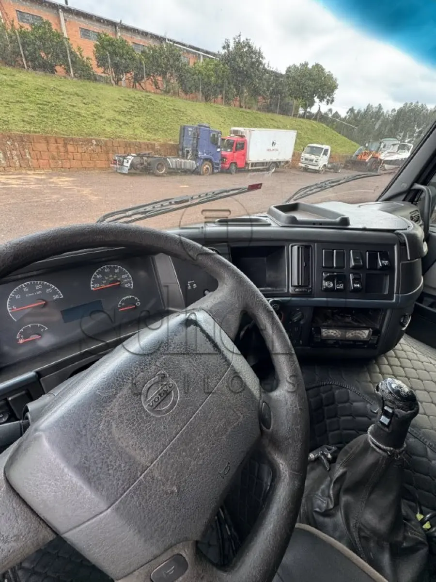 LOTE 001 - Caminhão trator Volvo/FM 370 6x2 T, placa DVT 3D37, marrom, ano/modelo 2008/2009
