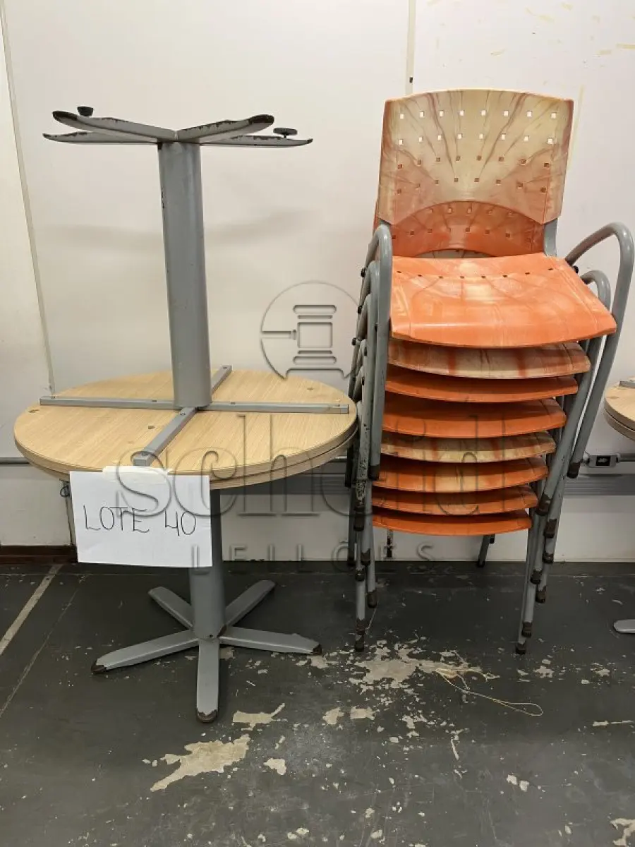 LOTE 040 - 2 MESAS REDONDAS  (90cm de diâmetro x 75cm de altura) E 8 CADEIRAS PLASTICA LARANJA