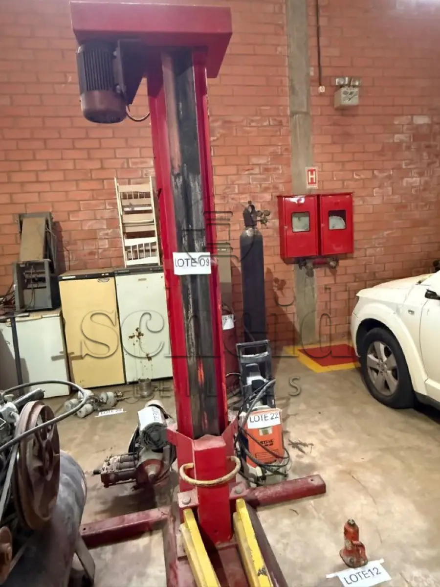 LOTE 009 - Elevador elétrico para veículos, cor vermelha, sem marca aparente, 220 volts, sem marca aparente, 220 volts