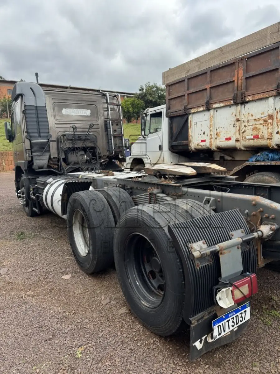 LOTE 001 - Caminhão trator Volvo/FM 370 6x2 T, placa DVT 3D37, marrom, ano/modelo 2008/2009