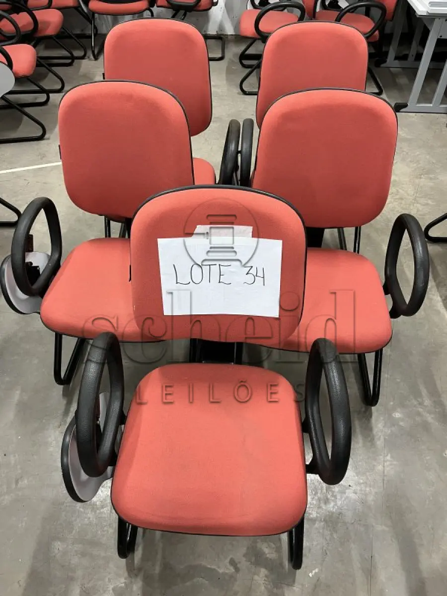 LOTE 034 - 5 CADEIRAS DE AUDITORIO MARROM/AVERMELHADA