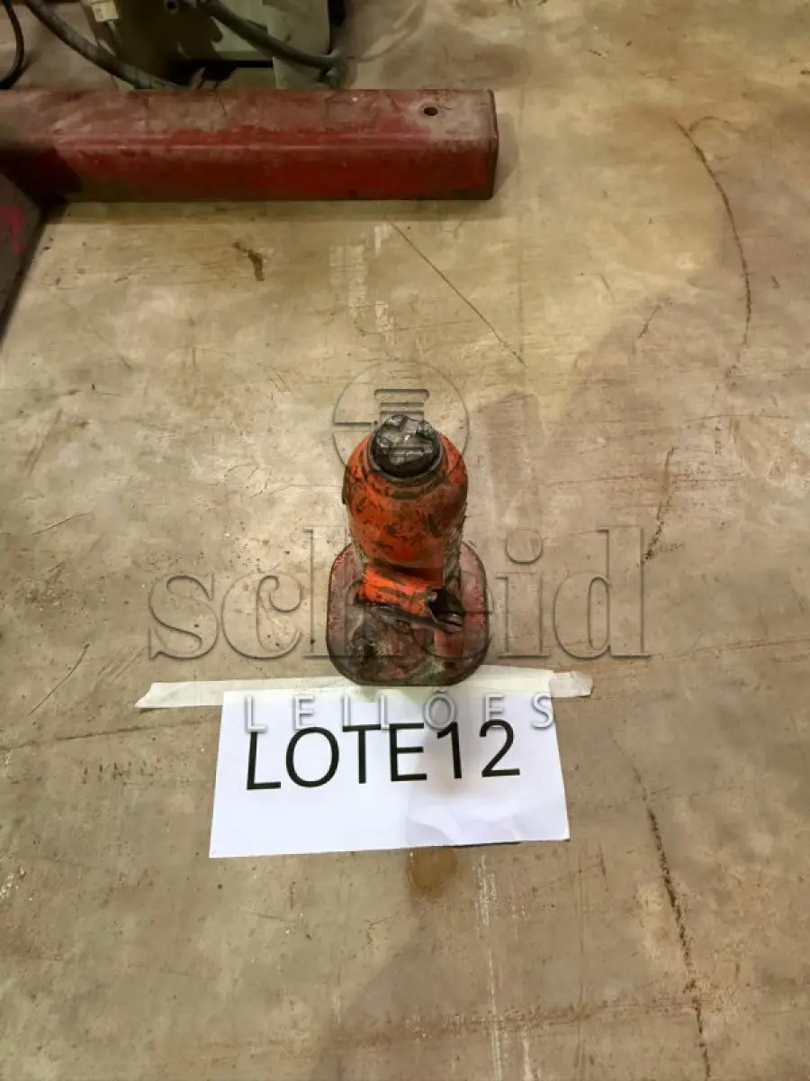 LOTE 012 - Macaco hidráulico, sem marca aparente