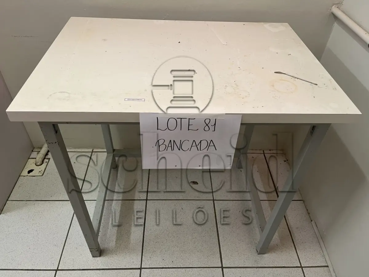 LOTE 081 - BANCADA ESTRUTURA FERRO TAMPO EM FÓRMICA