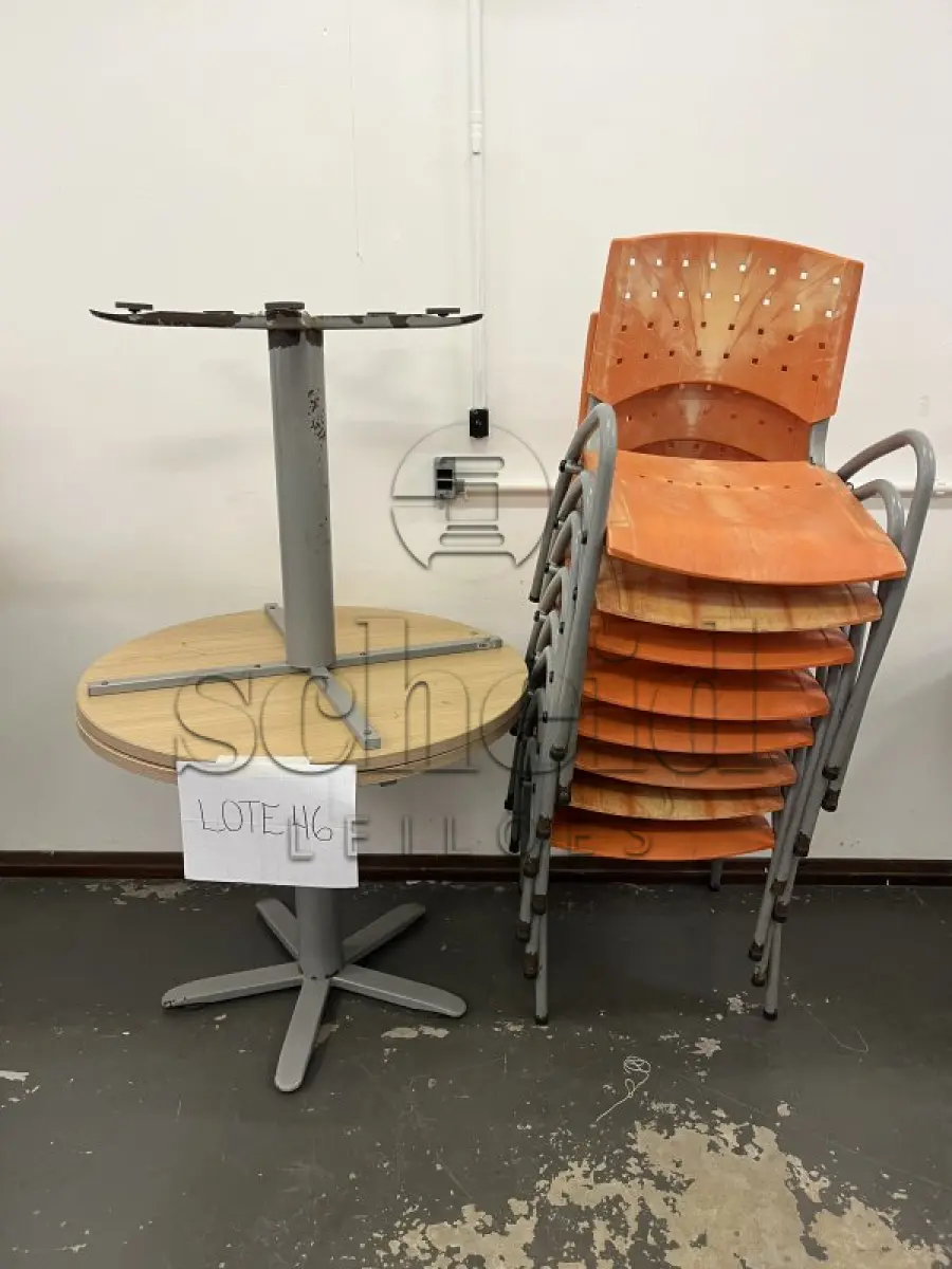 LOTE 046 - 2 MESAS REDONDAS  (90cm de diâmetro x 75cm de altura) E 8 CADEIRAS PLASTICA LARANJA