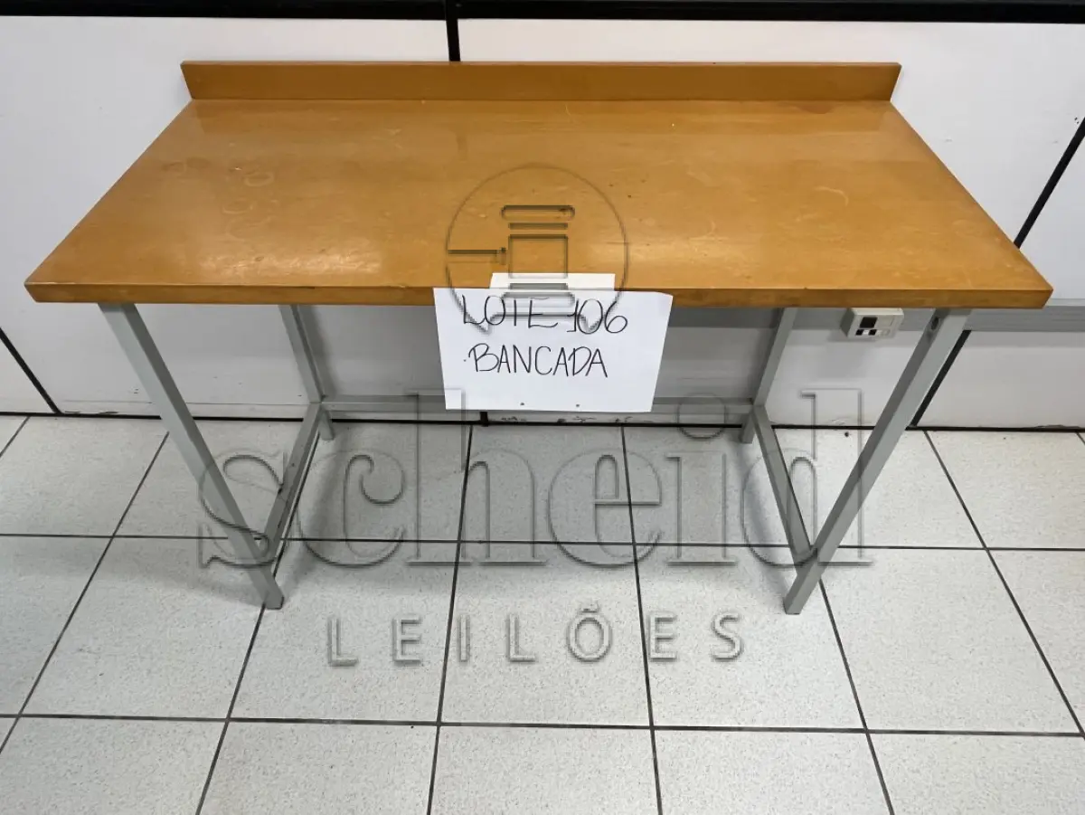 LOTE 106 - BANCADA TAMPO MADEIRA ESTR. FERRO CINZA