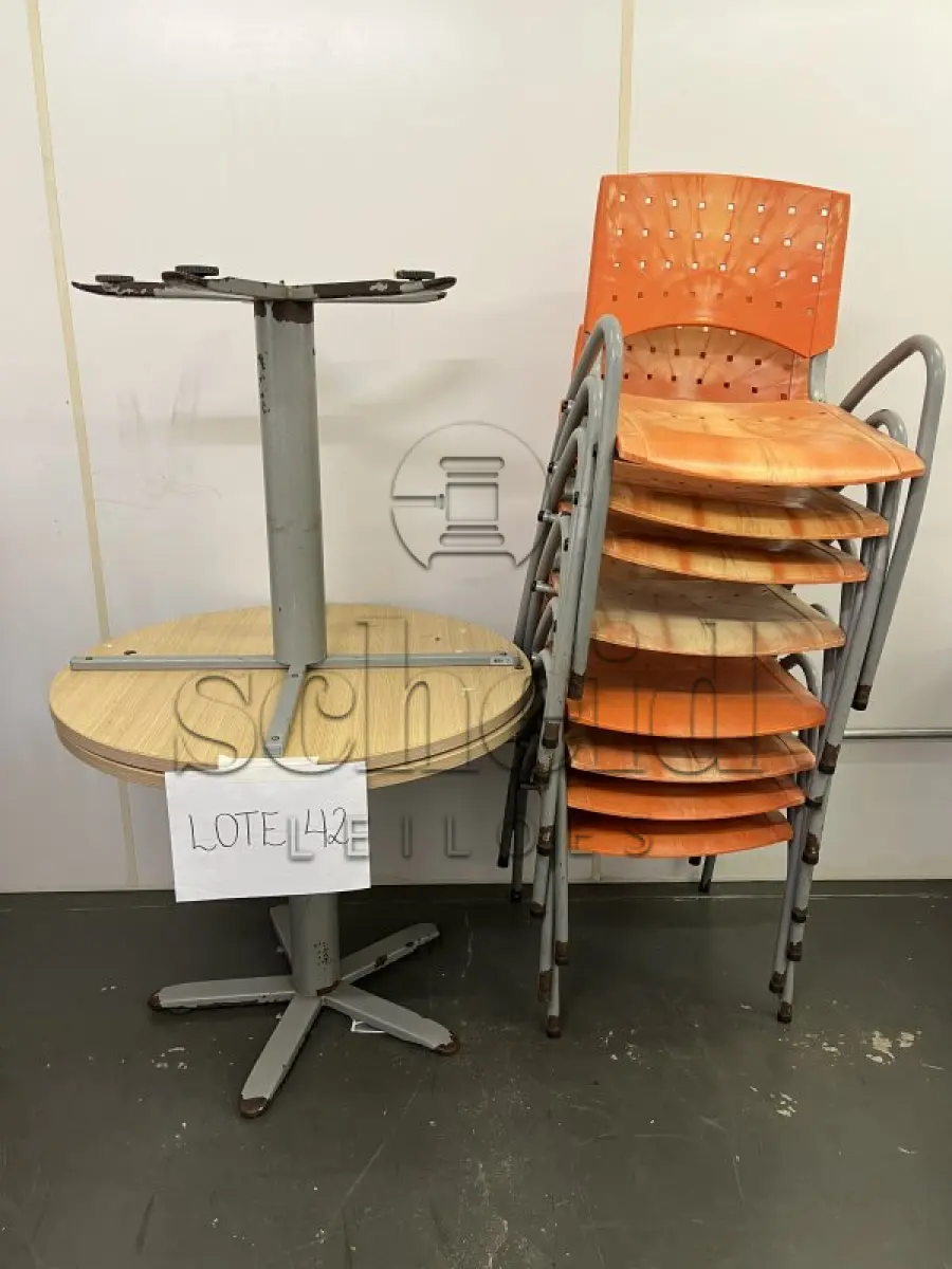 LOTE 042 - 2 MESAS REDONDAS  (90cm de diâmetro x 75cm de altura) E 8 CADEIRAS PLASTICA LARANJA