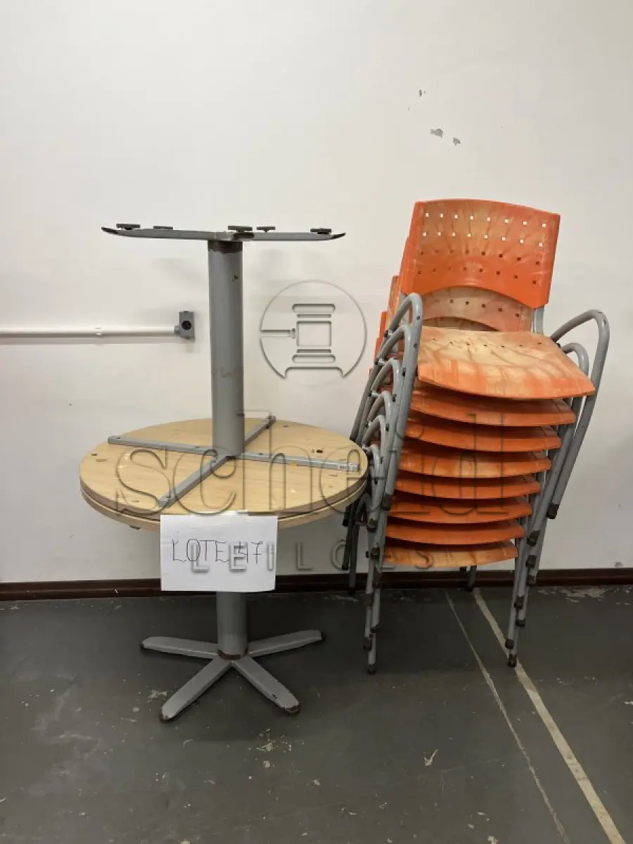 LOTE 047 - 2 MESAS REDONDAS  (90cm de diâmetro x 75cm de altura) E 8 CADEIRAS PLASTICA LARANJA