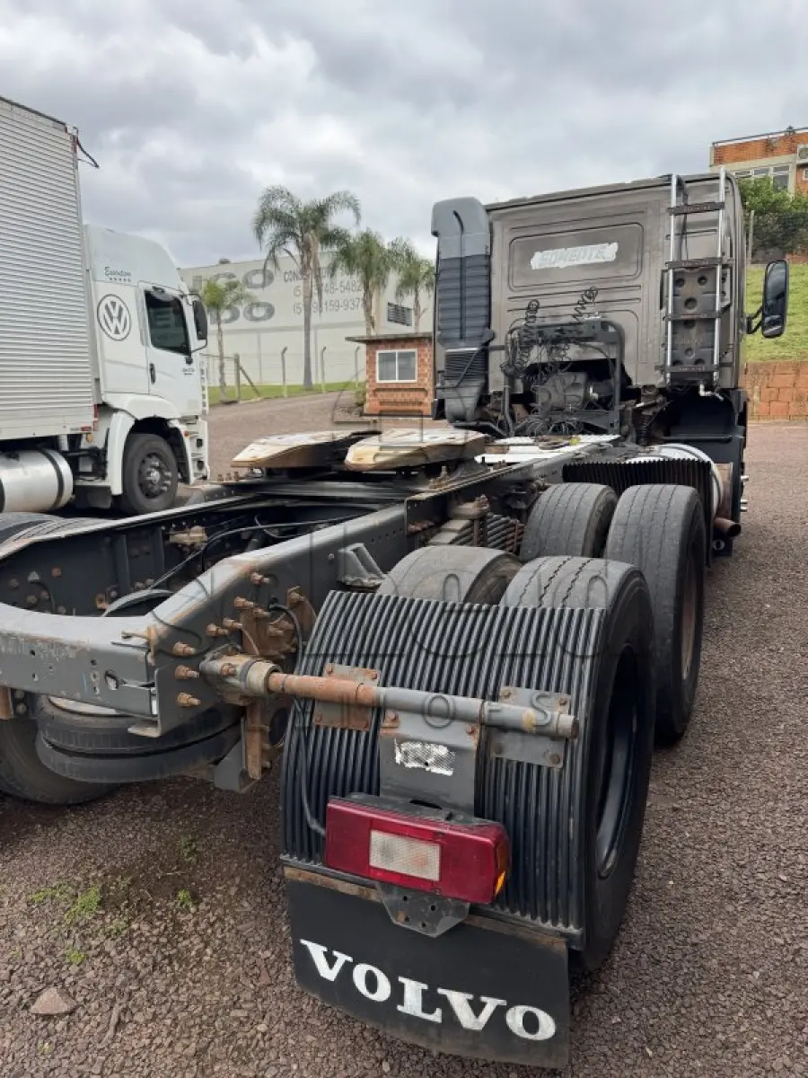 LOTE 001 - Caminhão trator Volvo/FM 370 6x2 T, placa DVT 3D37, marrom, ano/modelo 2008/2009