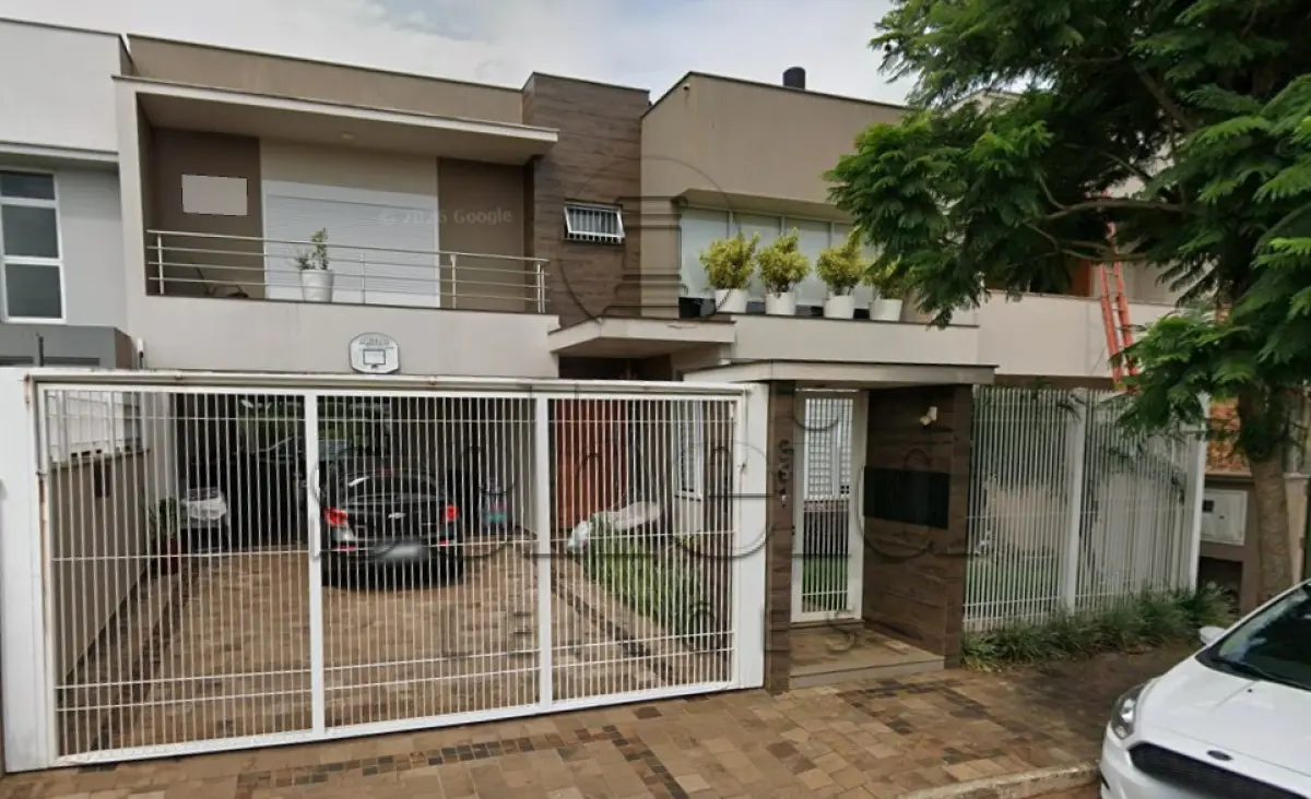 LOTE 001 - Área de 372,00m², edificada uma casa residencial em alvenaria com dois pavimentos, totalizando 212,35m² de área construída, localizada na Rua Osvaldo Haas, n° 361, bairro Universitário, Lajeado/RS