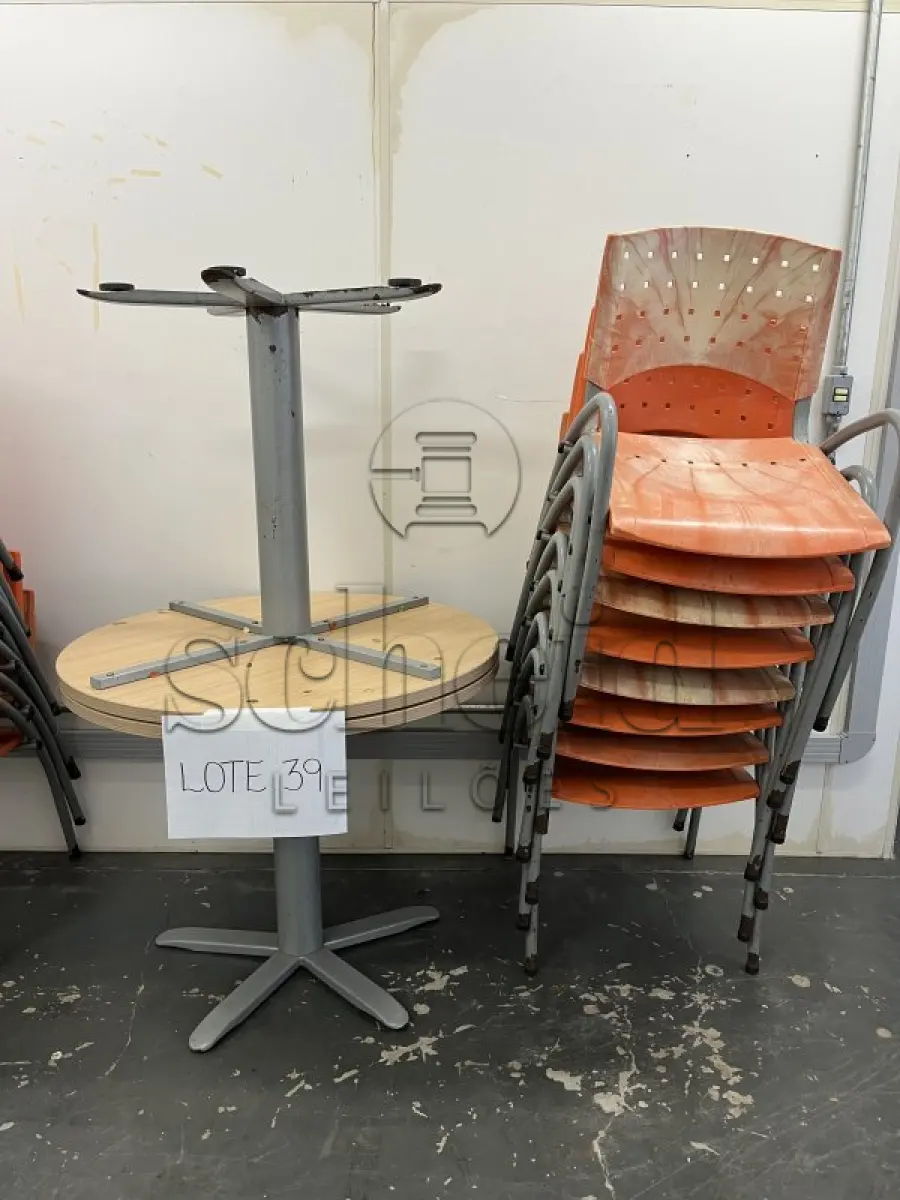 LOTE 039 - 2 MESAS REDONDAS  (90cm de diâmetro x 75cm de altura) E 8 CADEIRAS PLASTICA LARANJA