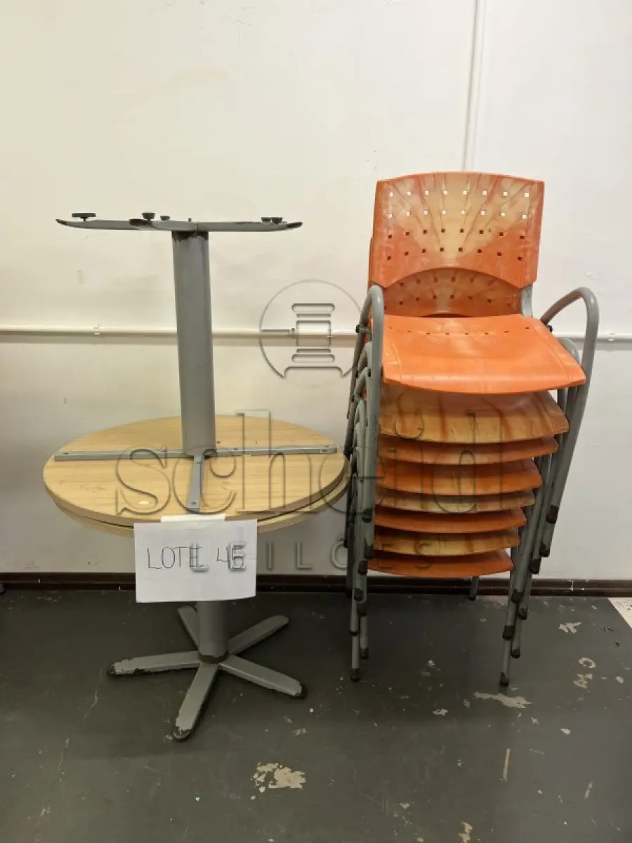 LOTE 045 - 2 MESAS REDONDAS  (90cm de diâmetro x 75cm de altura) E 8 CADEIRAS PLASTICA LARANJA