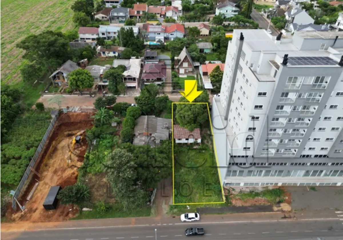 LOTE 002 - Área de 442,52m², contendo uma casa residencial de madeira com 48,00m e um aumento residencial de alvenaria de 32,19m', localizado na Rua da Mata, n° 52, bairro Montanha, Lajeado/RS