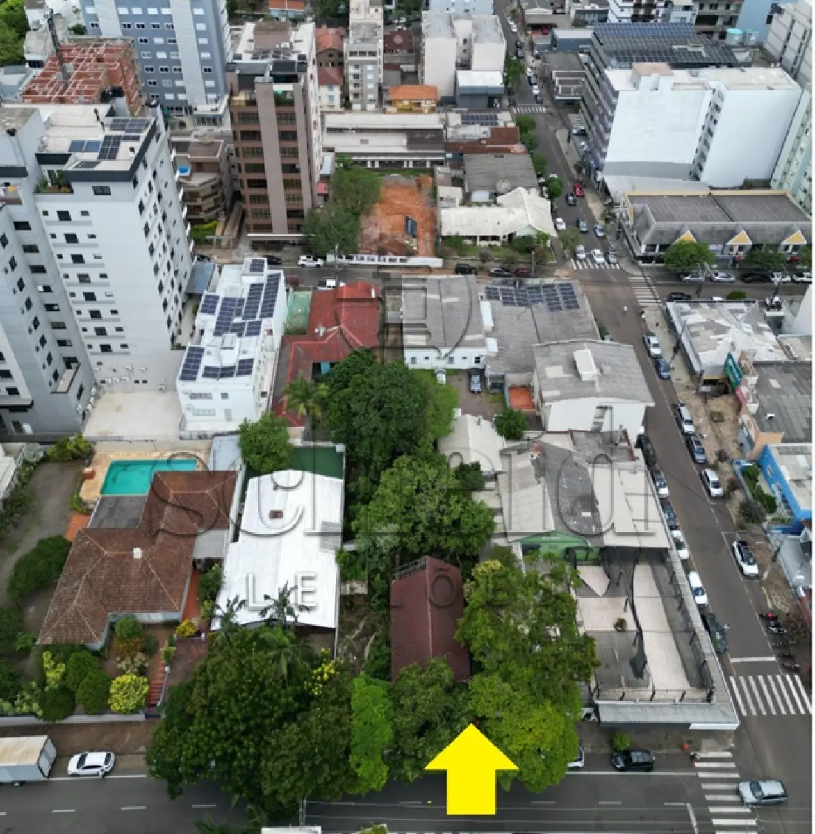 LOTE 001 - Área de 490,23m², contendo uma casa residencial de alvenaria com 77,00m², um galpão de madeira com 11 50m² e um telheiro de madeira com 21,00m², localizado na Rua Pinheiro Machado, nº 198, bairro Centro, Lajeado/RS