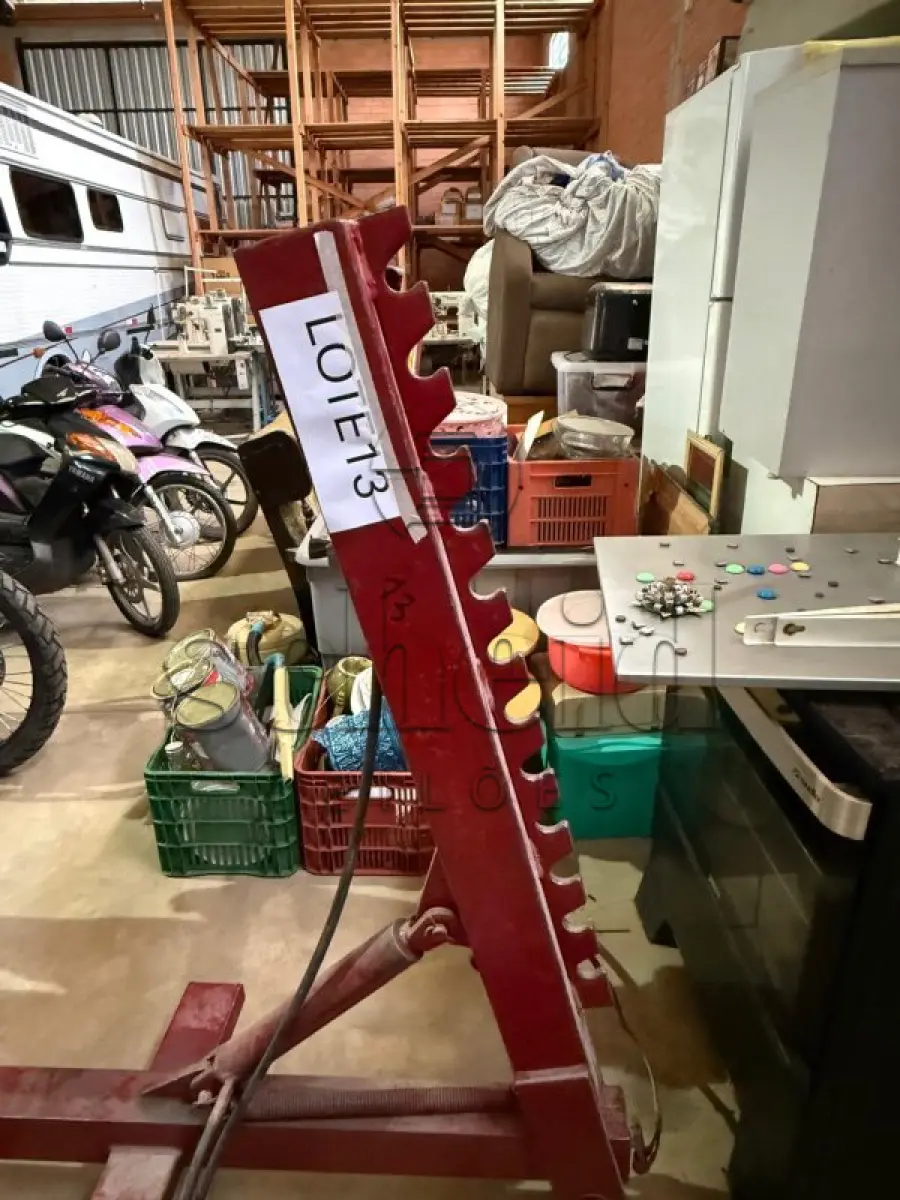LOTE 013 - Alinhador monobloco, sem marca aparente, cor vermelha