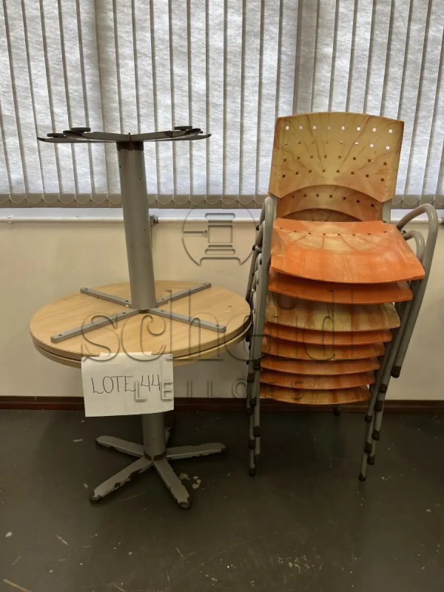 LOTE 044 - 2 MESAS REDONDAS  (90cm de diâmetro x 75cm de altura) E 8 CADEIRAS PLASTICA LARANJA