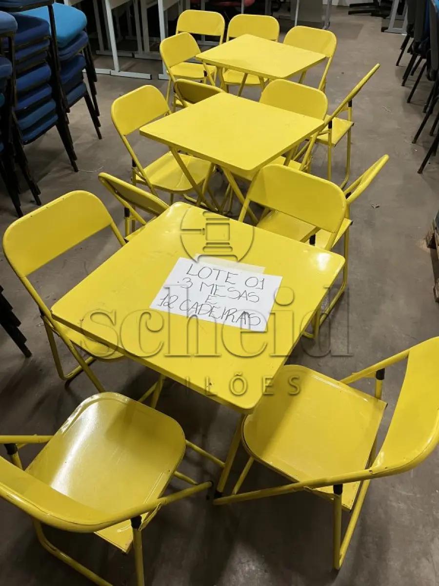 LOTE 001 - 03 MESAS DOBRÁVEIS METÁLICAS e 12 CADEIRAS DOBRÁVEIS METÁLICAS