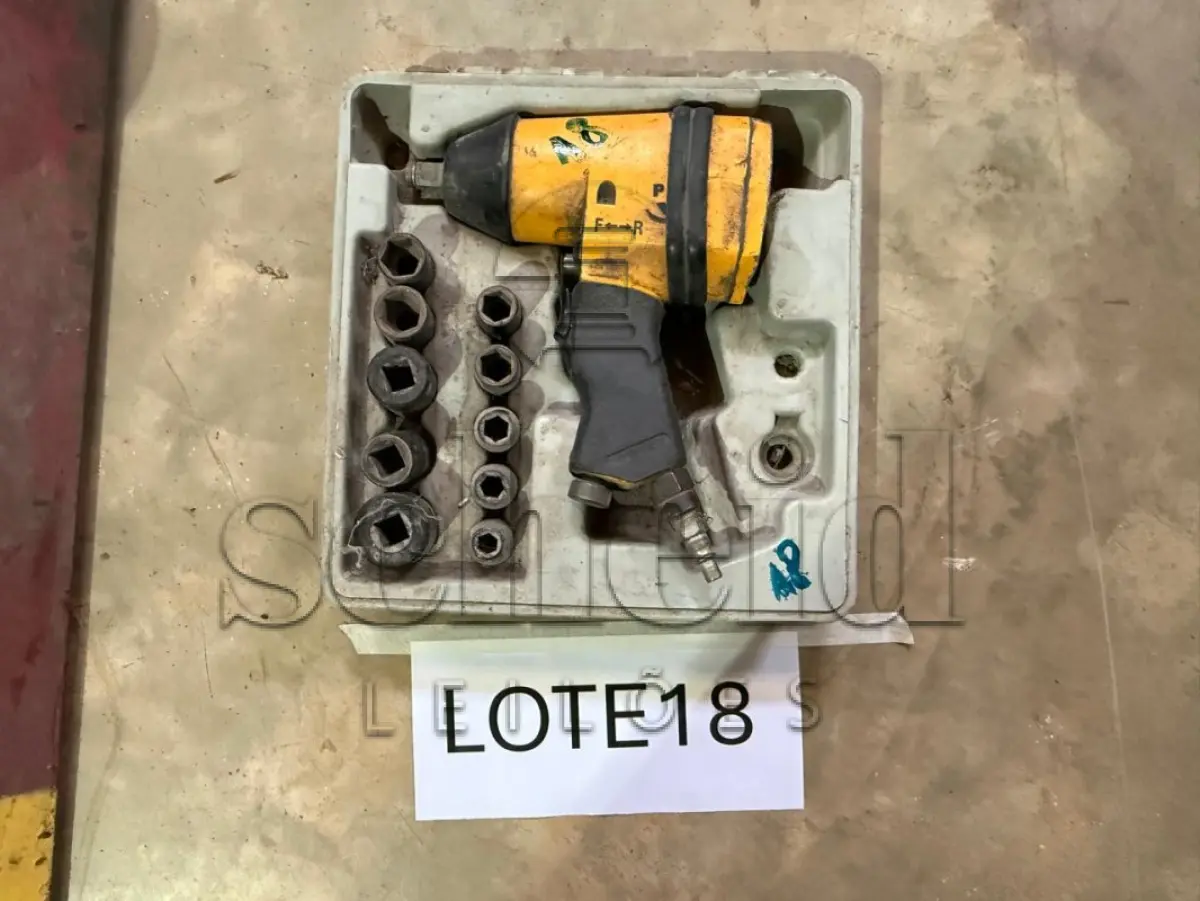 LOTE 018 - Parafusadeira pneumática marca Impact Wrench