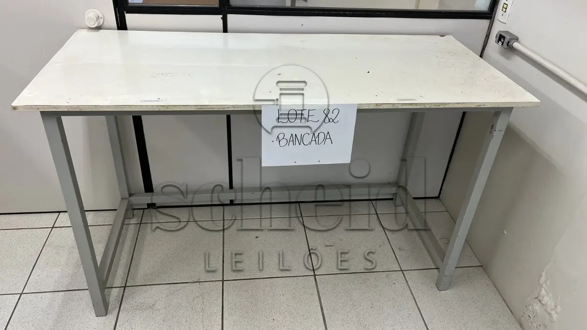LOTE 082 - BANCADA ESTRUTURA FERRO TAMPO EM FÓRMICA