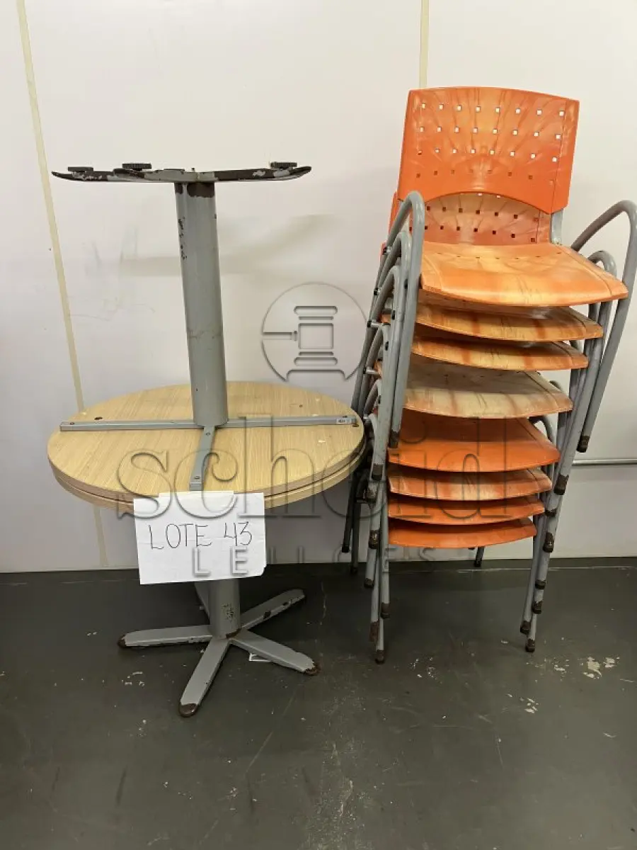 LOTE 043 - 2 MESAS REDONDAS  (90cm de diâmetro x 75cm de altura) E 8 CADEIRAS PLASTICA LARANJA