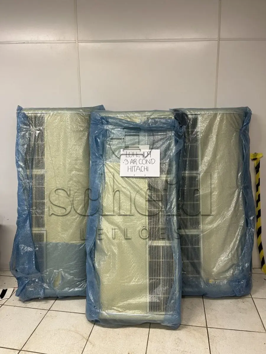 LOTE 109 - 03 AR-CONDICIONADO HITACHI 1.5 X 0.8 M (RETIRADA DE PEÇAS)