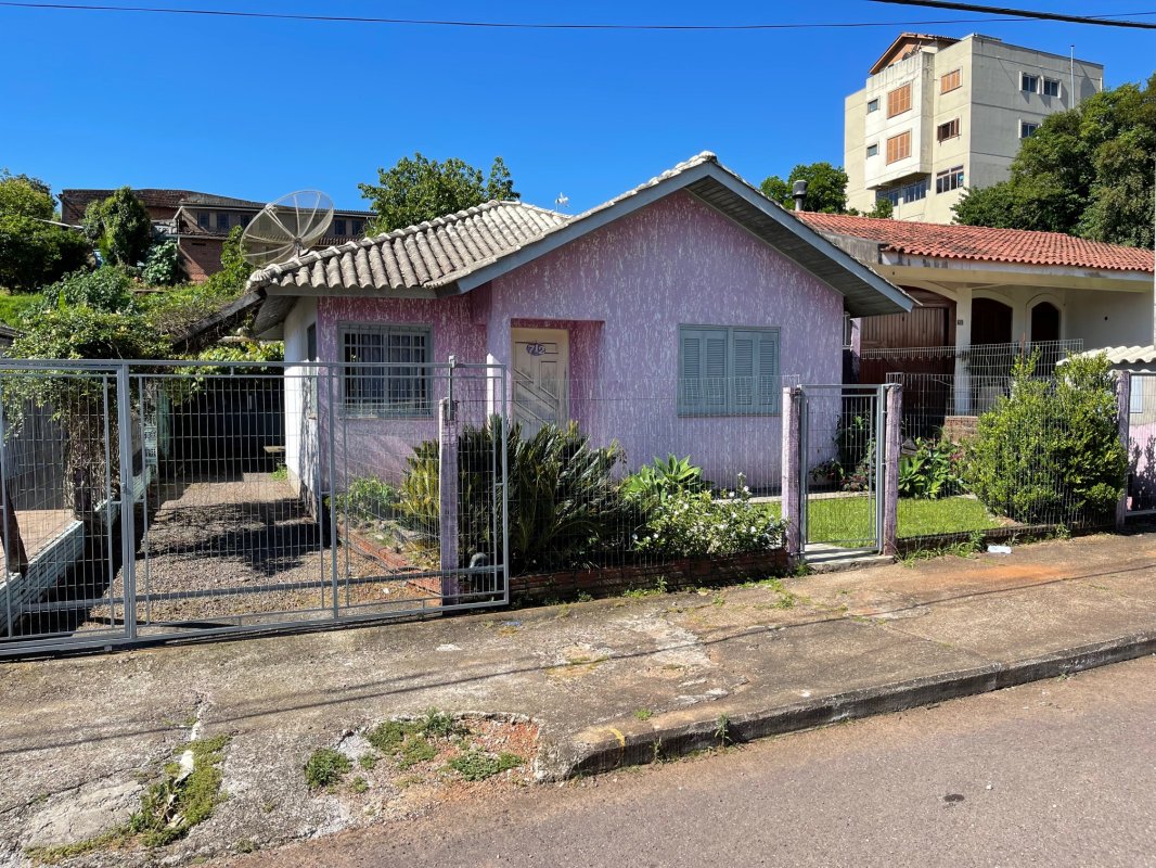LOTE 002 - Área de 349,44m², contendo um prédio residencial em alvenaria com 60,21m² e outra edificação aos fundos do terreno, localizado na Rua André Edy Eidelwein, nº 712, bairro Imigrantes, Estrela/RS