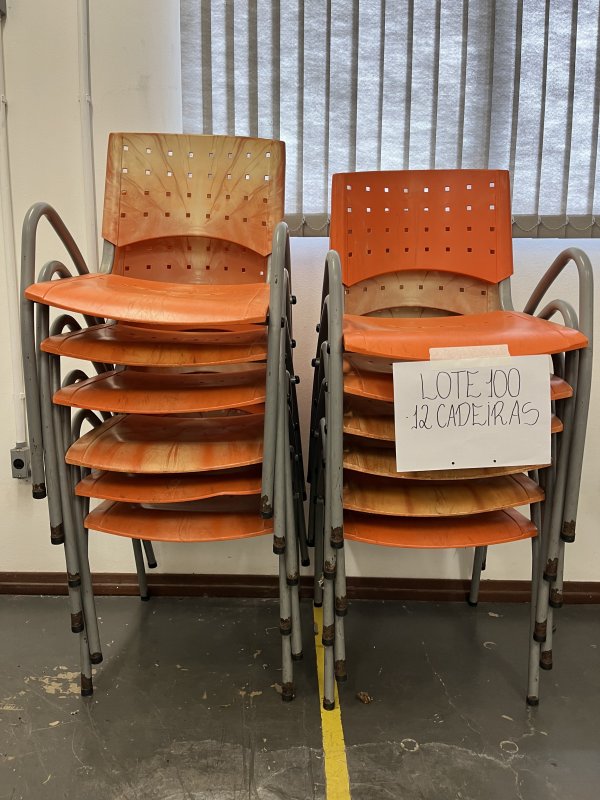 LOTE 100 - 12 CADEIRAS PLÁSTICAS LARANJA