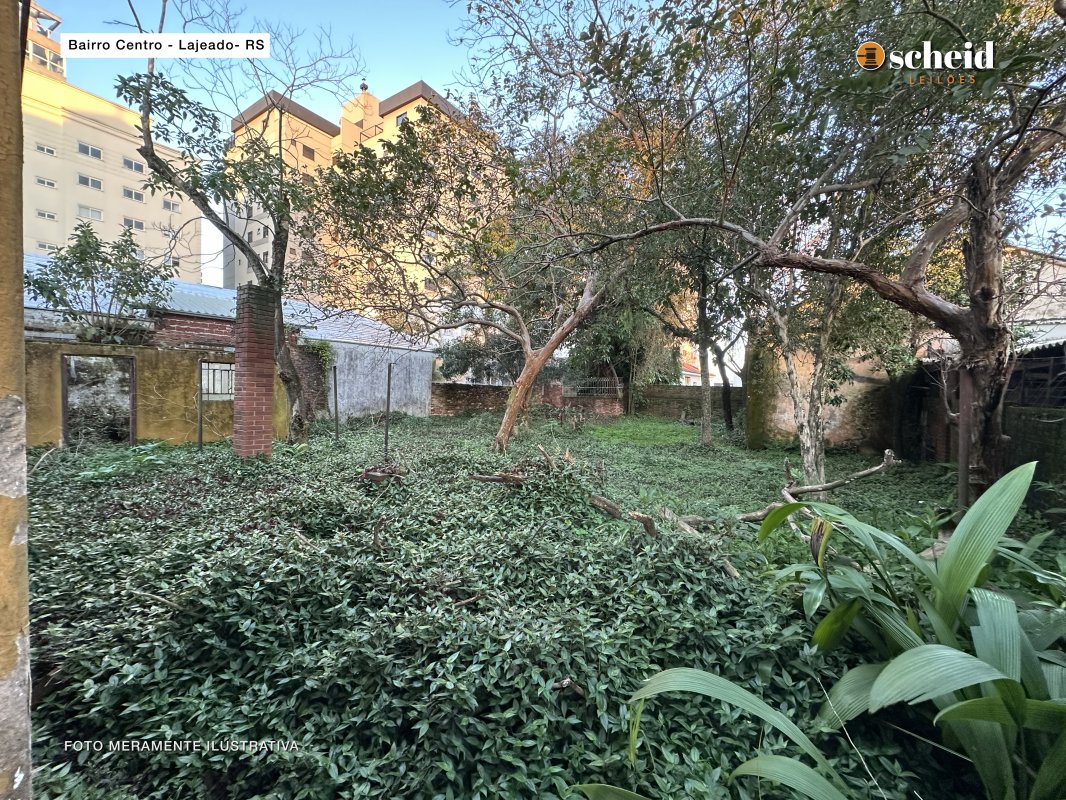 LOTE 001 - Área de 490,23m², contendo uma casa residencial de alvenaria com 77,00m², um galpão de madeira com 11 50m² e um telheiro de madeira com 21,00m², localizado na Rua Pinheiro Machado, nº 198, bairro Centro, Lajeado/RS
