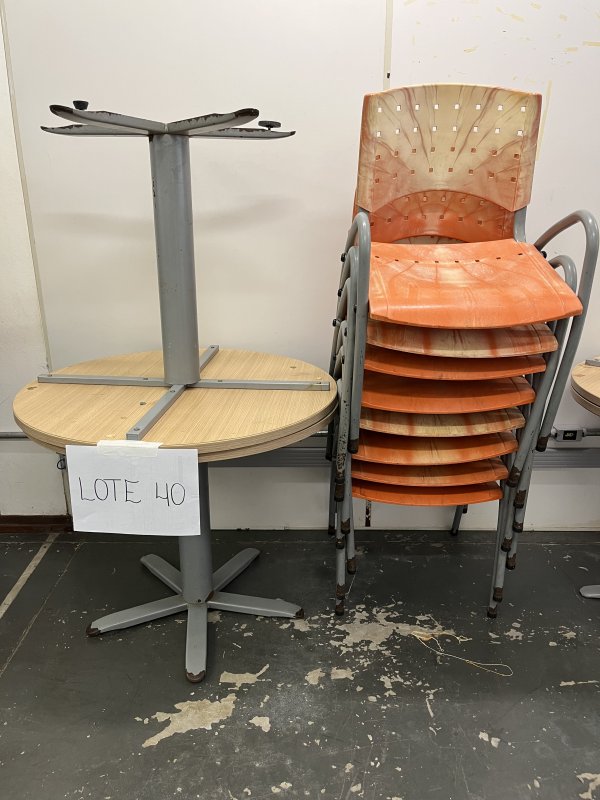 LOTE 040 - 2 MESAS REDONDAS  (90cm de diâmetro x 75cm de altura) E 8 CADEIRAS PLASTICA LARANJA