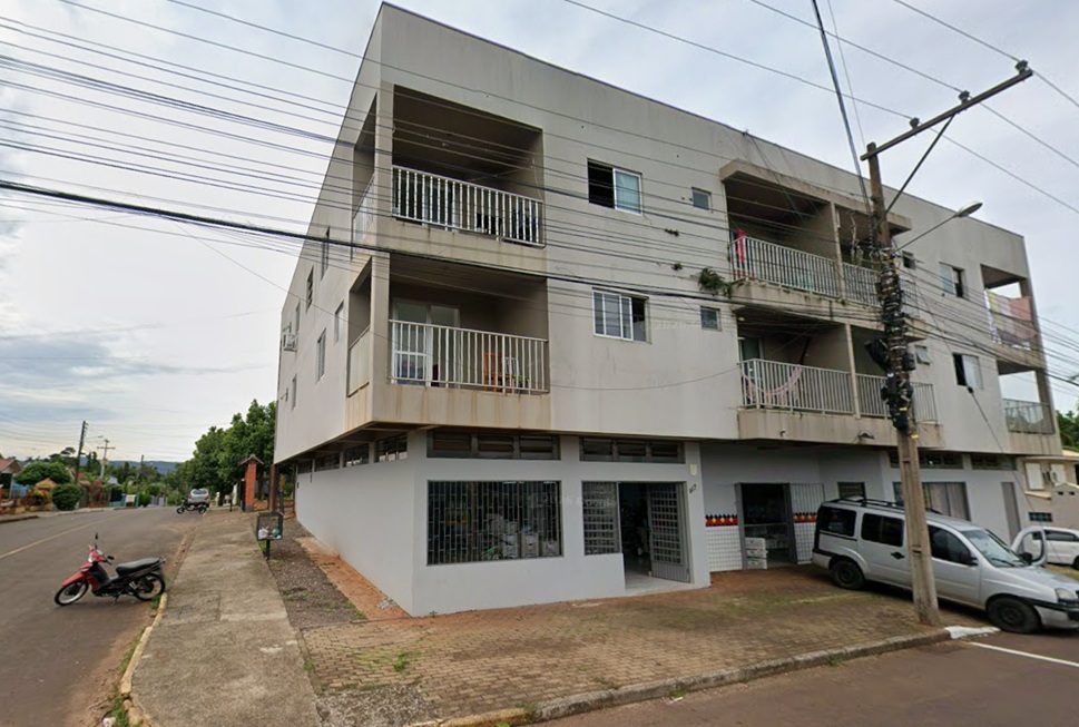 LOTE 001 - 50% de uma área de 726,00m², com um prédio comercial e residencial de alvenaria e concreto (pavimento térreo) com 310,96m², um prédio comercial e residencial de alvenaria e concreto com 322,13m², e, uma ampliação residencial de alvenaria e concreto (3° pavimento) com 325,35m², localizada na Rua Três Passos, esquina com a Rua Theobaldo Konrad, bairro Alesgut, Teutônia/RS