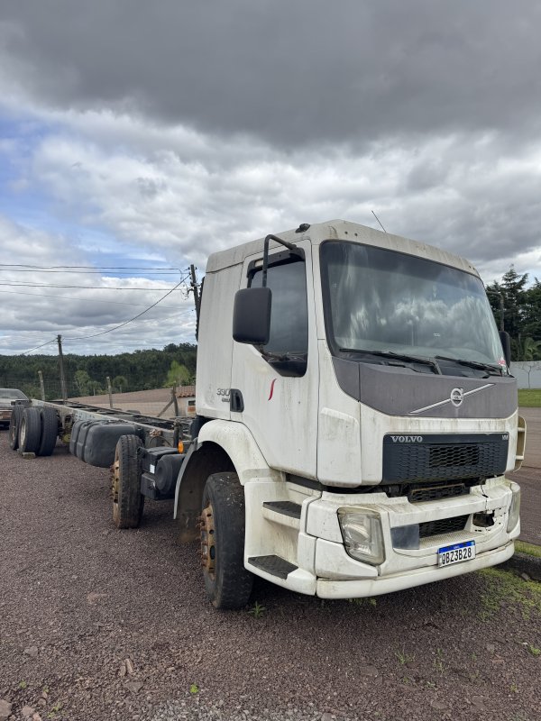LOTE 010 - Volvo/VM 330 8x2 R, placa QBZ 3B28, branco, ano/modelo 2016/2017