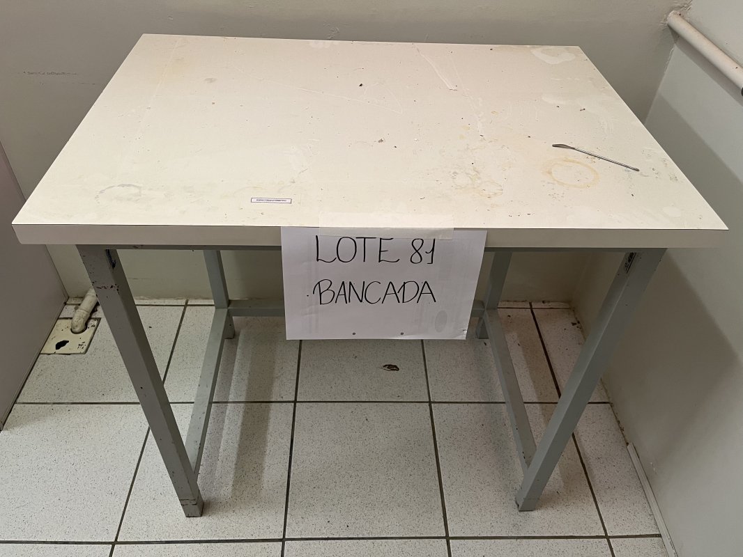 LOTE 081 - BANCADA ESTRUTURA FERRO TAMPO EM FÓRMICA