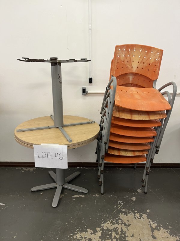 LOTE 046 - 2 MESAS REDONDAS  (90cm de diâmetro x 75cm de altura) E 8 CADEIRAS PLASTICA LARANJA