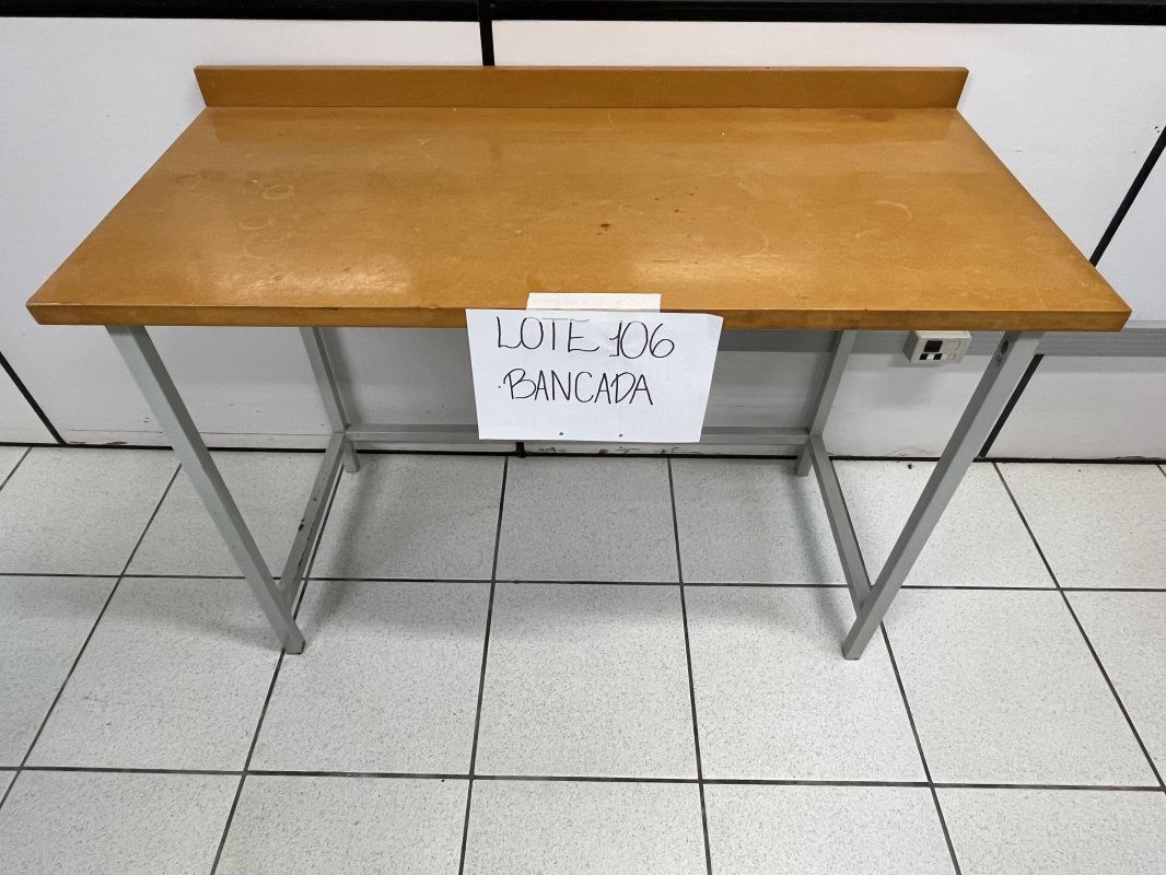 LOTE 106 - BANCADA TAMPO MADEIRA ESTR. FERRO CINZA