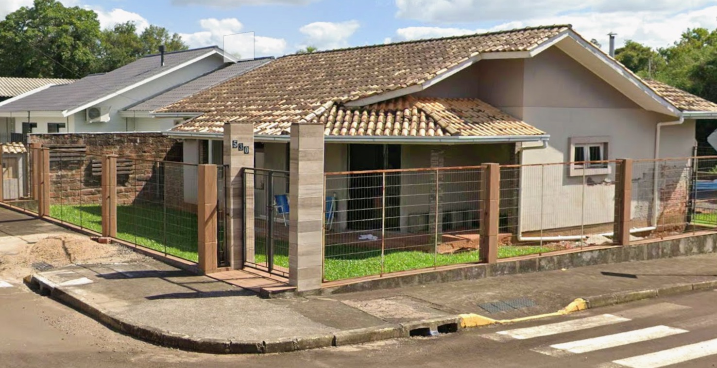 LOTE 011 - Área de 465,00m², contendo um prédio residencial de alvenaria com 84,03m², localizado na Rua Erno Beckmann n° 530, bairro Canabarro, Loteamento Vista do Sol, Teutônia/RS