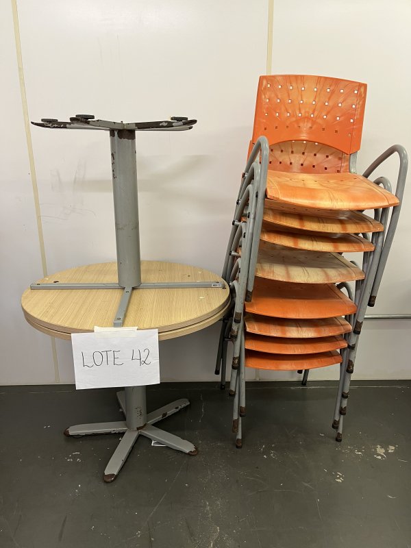 LOTE 042 - 2 MESAS REDONDAS  (90cm de diâmetro x 75cm de altura) E 8 CADEIRAS PLASTICA LARANJA