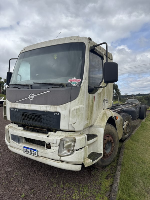 LOTE 010 - Volvo/VM 330 8x2 R, placa QBZ 3B28, branco, ano/modelo 2016/2017