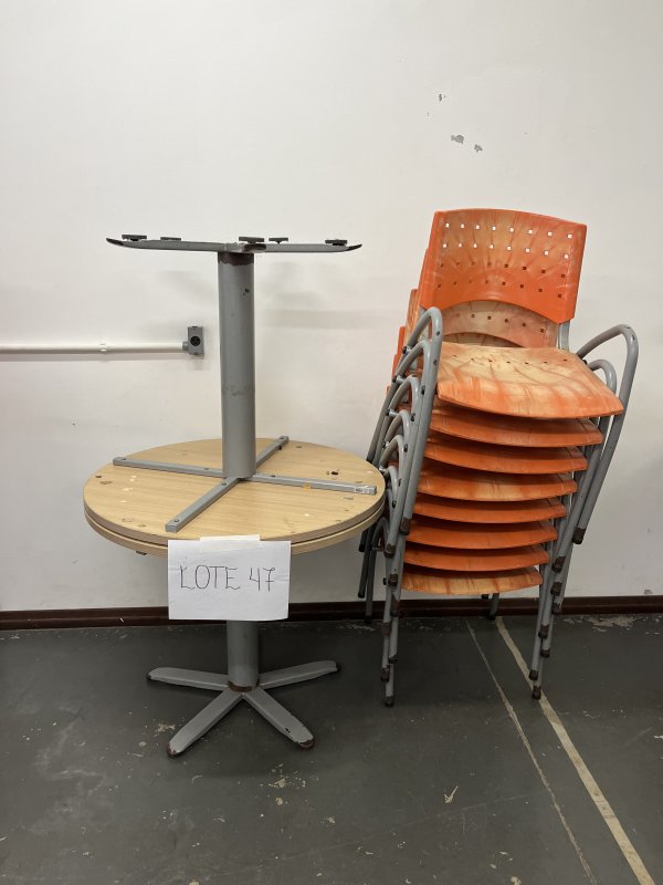 LOTE 047 - 2 MESAS REDONDAS  (90cm de diâmetro x 75cm de altura) E 8 CADEIRAS PLASTICA LARANJA