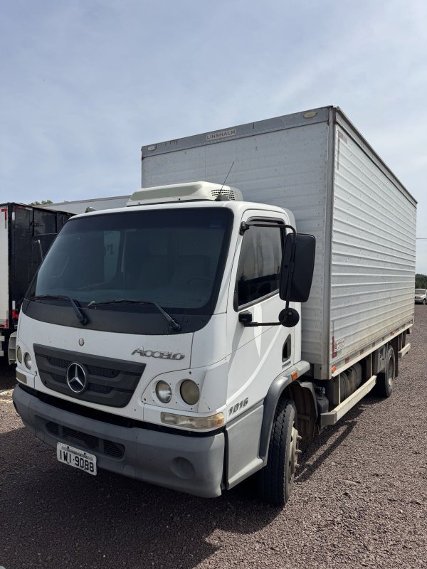 LOTE 005 - M.Benz/Accelo 1016, placa IWI 9088, branco, ano/modelo 2014
