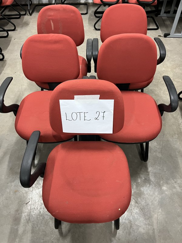 LOTE 027 - 5 CADEIRAS DE AUDITORIO MARROM/AVERMELHADA